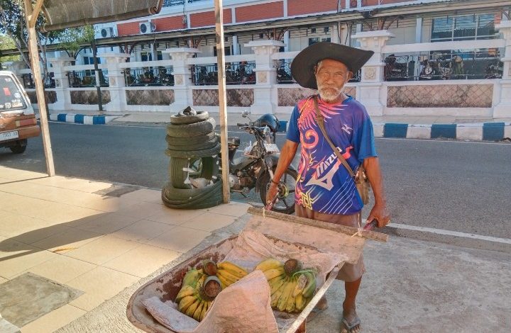 Sucipto alias Mbah Bawuk, penjual pisang keliling di Pacitan.