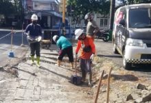 Dinas PUPR saat melakukan perbaikan plat beton yang ambles.