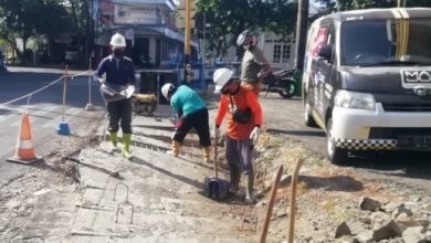 Dinas PUPR saat melakukan perbaikan plat beton yang ambles.