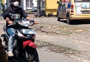 Sebelum dilakukan perbaikan, plat beton yang ambles.