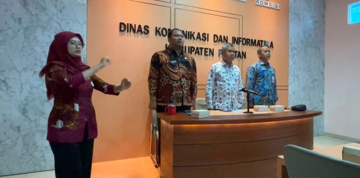 Sekda Pacitan, Dr. Ir. H. Maulana Heru Wiwoho Supadi Putro, Msi saat memimpin rakor persiapan MPLS Sekolah Rakyat.