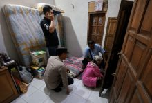 Polisi saat melakukan olah TKP.