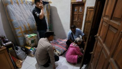 Polisi saat melakukan olah TKP.