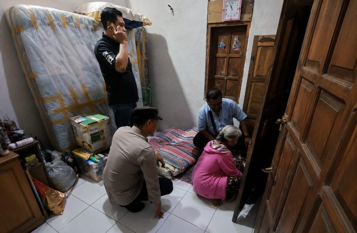 Polisi saat melakukan olah TKP.