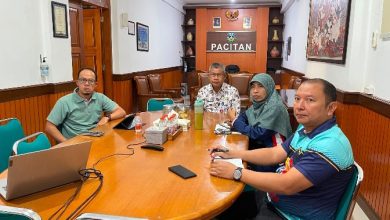 Sekda Pacitan, Dr. Ir. H. Maulana Heru Wiwoho Supadi Putro, Msi saat mengikuti rakor bersama Kepala OPD terkait.