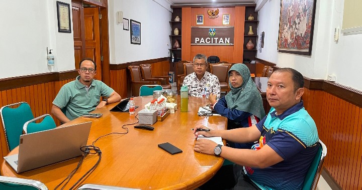 Sekda Pacitan, Dr. Ir. H. Maulana Heru Wiwoho Supadi Putro, Msi saat mengikuti rakor bersama Kepala OPD terkait.