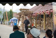 Wabup Gagarin saat membuka pameran, Seni Rupa Kreatif Ada_Mengada #2 bertema “Labuh”.