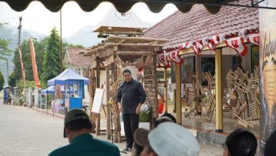 Wabup Gagarin saat membuka pameran, Seni Rupa Kreatif Ada_Mengada #2 bertema “Labuh”.