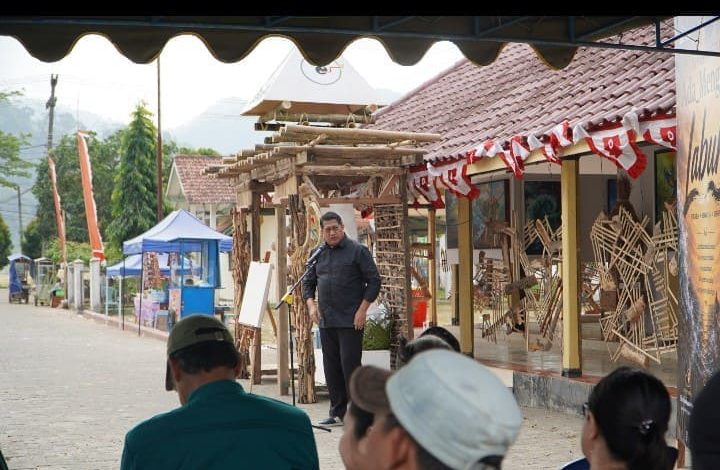 Wabup Gagarin saat membuka pameran, Seni Rupa Kreatif Ada_Mengada #2 bertema “Labuh”.