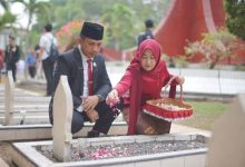 Ketua DPRD Pacitan, Dr. Arif Setia Budi, S. Sos, MPA, bersama istri Wuri ASB, saat tabur bunga di pusara almarhum R. Soekotjo, ayahanda Presiden SBY.