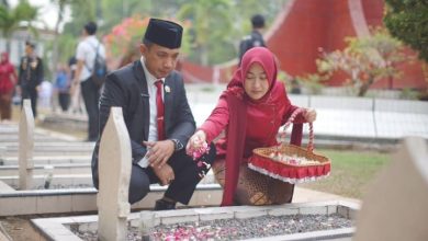 Ketua DPRD Pacitan, Dr. Arif Setia Budi, S. Sos, MPA, bersama istri Wuri ASB, saat tabur bunga di pusara almarhum R. Soekotjo, ayahanda Presiden SBY.