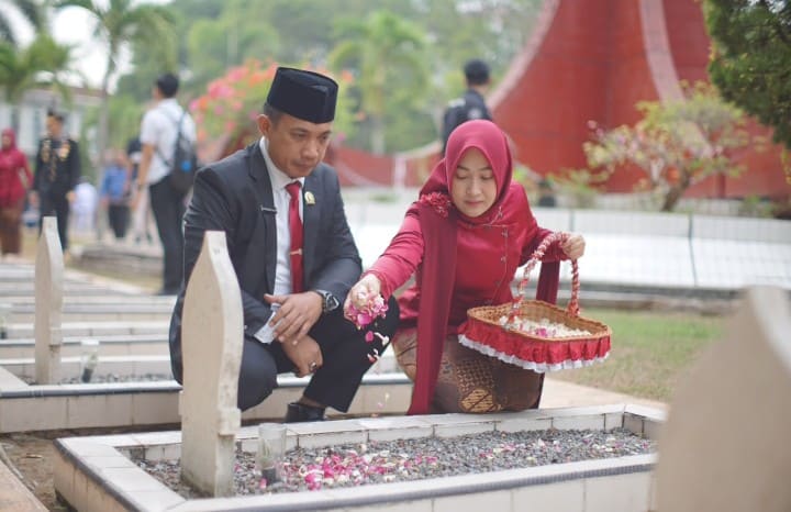 Ketua DPRD Pacitan, Dr. Arif Setia Budi, S. Sos, MPA, bersama istri Wuri ASB, saat tabur bunga di pusara almarhum R. Soekotjo, ayahanda Presiden SBY.