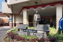 dr Oen, yang kini diabadikan sebagai nama rumah sakit terkemuka di Surakarta.