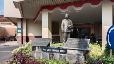 dr Oen, yang kini diabadikan sebagai nama rumah sakit terkemuka di Surakarta.