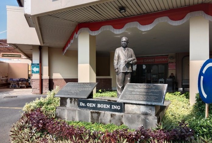 dr Oen, yang kini diabadikan sebagai nama rumah sakit terkemuka di Surakarta.