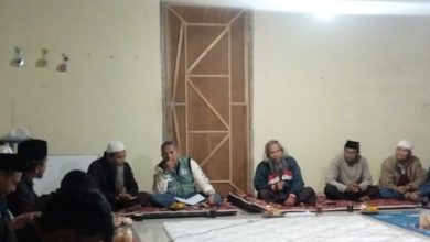 Kabid PLAM Dinas PUPR Pacitan, Tony Setyo Nugroho (berjaket) saat menggelar rakor persiapan kegiatan sedekah air.