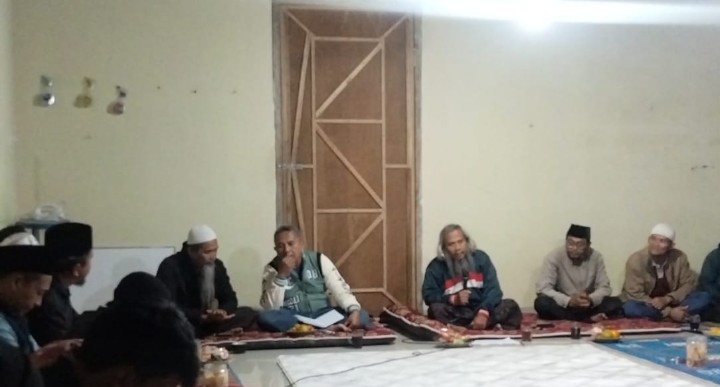 Kabid PLAM Dinas PUPR Pacitan, Tony Setyo Nugroho (berjaket) saat menggelar rakor persiapan kegiatan sedekah air.