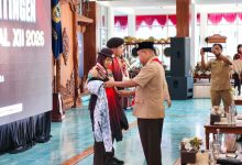 Ketua Kwarcab Gerakan Pramuka Pacitan, Dr. Ir. H. Maulana Heru Wiwoho Supadi Putro, M. Si saat melepas kontingen Jamnas XII di Pendopo Pemkab Pacitan.