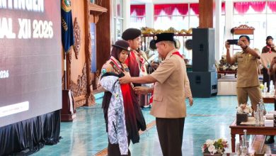 Ketua Kwarcab Gerakan Pramuka Pacitan, Dr. Ir. H. Maulana Heru Wiwoho Supadi Putro, M. Si saat melepas kontingen Jamnas XII di Pendopo Pemkab Pacitan.
