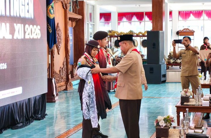 Ketua Kwarcab Gerakan Pramuka Pacitan, Dr. Ir. H. Maulana Heru Wiwoho Supadi Putro, M. Si saat melepas kontingen Jamnas XII di Pendopo Pemkab Pacitan.