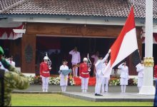 Wabup Pacitan, Gagarin saat memimpin jalannya upacara detik-detik peringatan proklamasi Kemerdekaan ke-81 RI.