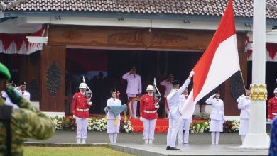 Wabup Pacitan, Gagarin saat memimpin jalannya upacara detik-detik peringatan proklamasi Kemerdekaan ke-81 RI.