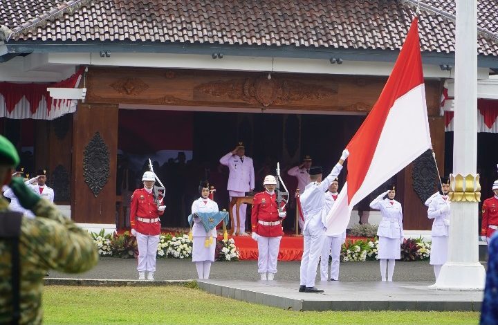 Wabup Pacitan, Gagarin saat memimpin jalannya upacara detik-detik peringatan proklamasi Kemerdekaan ke-81 RI.
