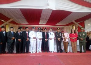 Camat Pringkuku, Widhi Kusmaningtyas bersama para guru SMP 3 Pringkuku.