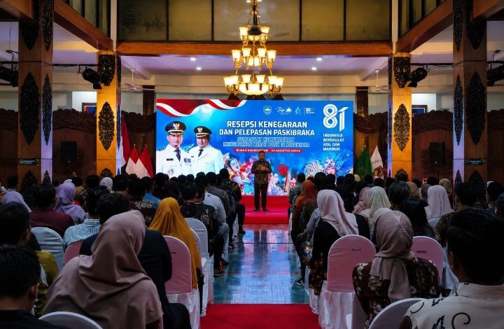 Sekda Pacitan, Dr. Ir. H. Maulana Heru Wiwoho Supadi Putro, M.Si, saat resepi kenegaraan HUT Kemerdekaan ke-81 RI di Pendopo Pemkab Pacitan.