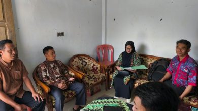 Bakal calon Kades Ketro yang mendaftar pertama