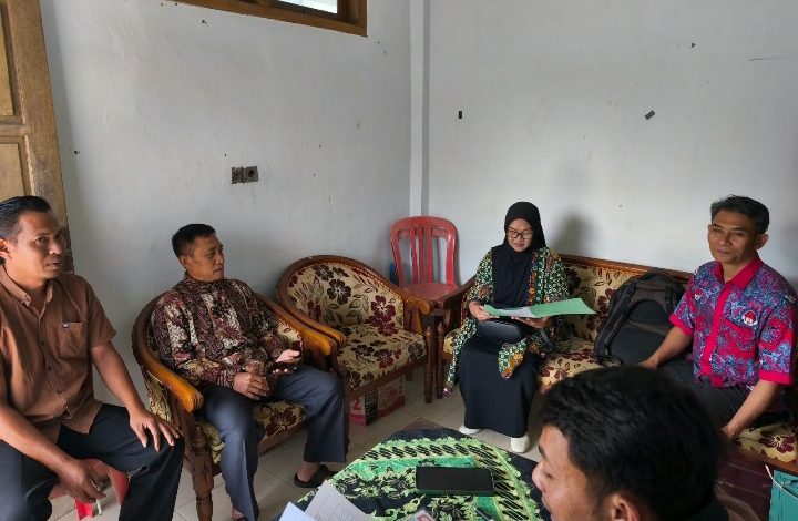 Bakal calon Kades Ketro yang mendaftar pertama