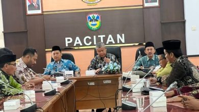 Sekda Pacitan, Dr. Ir. H. Maulana Heru Wiwoho Supadio Putro, M. Si saat bersama Kabag Kesra H. Ali Bast pada persiapan MTQ 2026