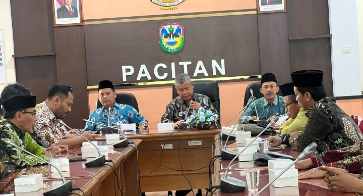 Sekda Pacitan, Dr. Ir. H. Maulana Heru Wiwoho Supadio Putro, M. Si saat bersama Kabag Kesra H. Ali Bast pada persiapan MTQ 2026