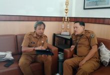 Bang EB (kanan) saat berdiskusi bersama Kabag PBJ, Sigit Prabowo.