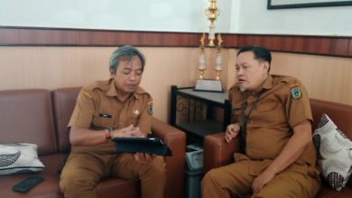 Bang EB (kanan) saat berdiskusi bersama Kabag PBJ, Sigit Prabowo.