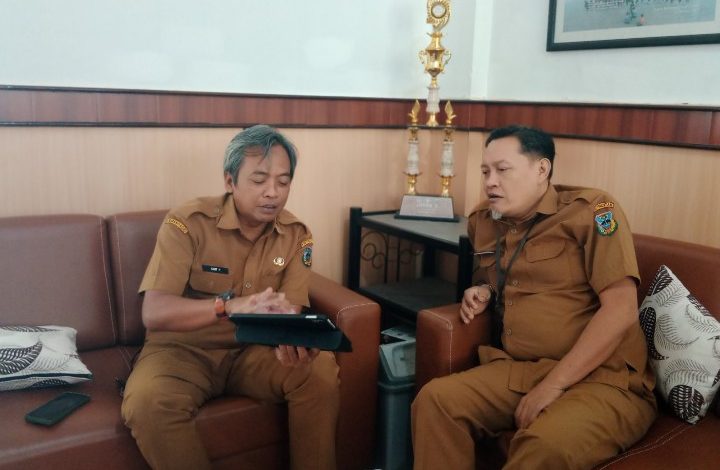 Bang EB (kanan) saat berdiskusi bersama Kabag PBJ, Sigit Prabowo.