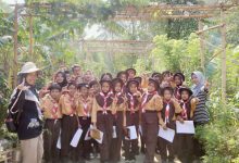 Kepala Dinas Lingkungan Hidup Pacitan, Hj. Cicik Roudlotul Jannah, saat di KPL Nitikan, memberikan edukasi kepada anak-anak sekolah.