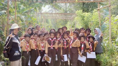 Kepala Dinas Lingkungan Hidup Pacitan, Hj. Cicik Roudlotul Jannah, saat di KPL Nitikan, memberikan edukasi kepada anak-anak sekolah.
