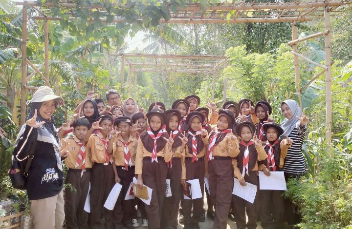 Kepala Dinas Lingkungan Hidup Pacitan, Hj. Cicik Roudlotul Jannah, saat di KPL Nitikan, memberikan edukasi kepada anak-anak sekolah.