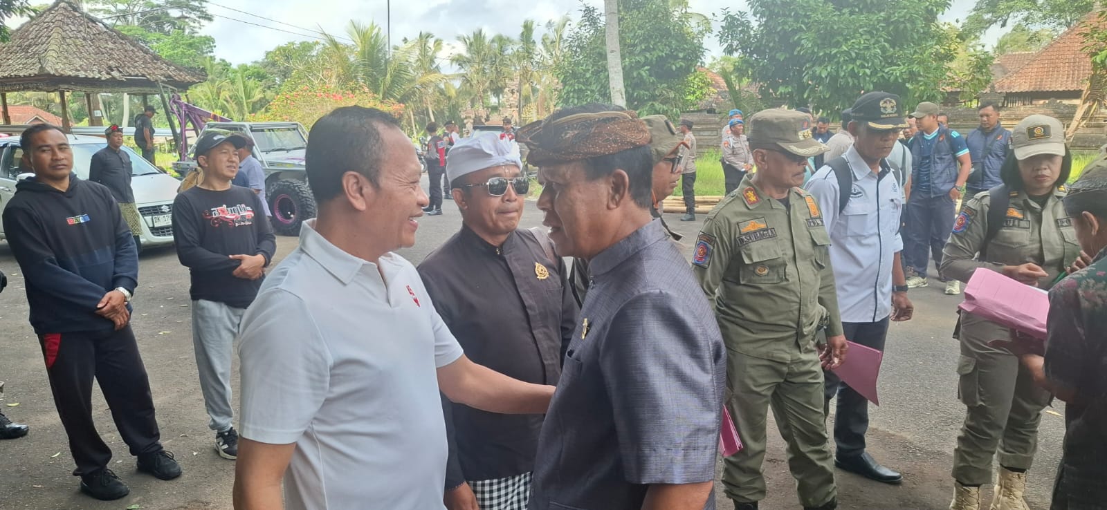 Ketua DPRD Bangli Ketut Suastika Pantau Langsung Proses Tertibkan Kanopi dan Tembok Halangi Akses Jalan Tani di Tegalalang