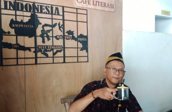 Kepala Dinas Perpustakaan dan Kearsipan Daerah Pacitan, Amat Topan.