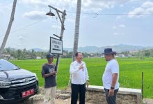 Staf Ahli Bupati Pacitan Bidang Pembangunan Ekonomi dan Keuangan, Prayitno saat bersama Kades Tremas, Nurhadi.