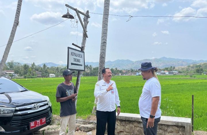Staf Ahli Bupati Pacitan Bidang Pembangunan Ekonomi dan Keuangan, Prayitno saat bersama Kades Tremas, Nurhadi.