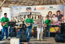 Sekda Pacitan, Dr. Ir. H. Maulana Heru Wiwoho Supadi Putro, Msi saat membawakan lagu berjudul Mawar Bunga.
