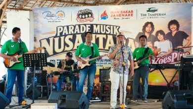 Sekda Pacitan, Dr. Ir. H. Maulana Heru Wiwoho Supadi Putro, Msi saat membawakan lagu berjudul Mawar Bunga.