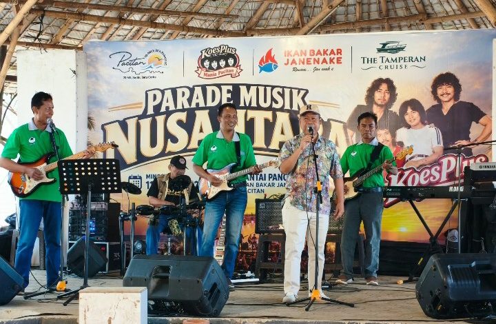 Sekda Pacitan, Dr. Ir. H. Maulana Heru Wiwoho Supadi Putro, Msi saat membawakan lagu berjudul Mawar Bunga.