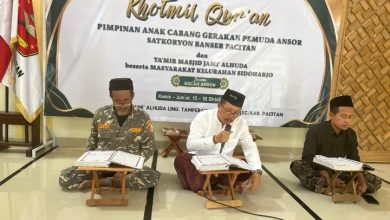 Staf Ahli Bupati Pacitan Bidang Pembangunan, Ekonomi dan Keuangan, Prayitno (baju koko putih).