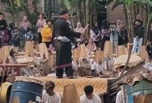 Sekda Pacitan, Dr. Ir. H. Maulana Heru Wiwoho Supadi Putro, M. Si, saat peresmian Kampung Pangan Lestari dan pentas budaya Entas-Entas di Dusun Nitikan, Desa Sukoharjo.