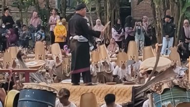 Sekda Pacitan, Dr. Ir. H. Maulana Heru Wiwoho Supadi Putro, M. Si, saat peresmian Kampung Pangan Lestari dan pentas budaya Entas-Entas di Dusun Nitikan, Desa Sukoharjo.
