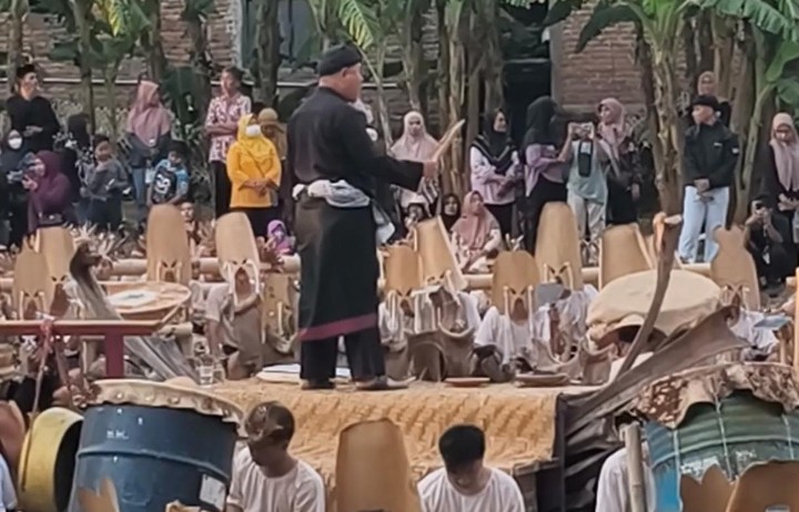 Sekda Pacitan, Dr. Ir. H. Maulana Heru Wiwoho Supadi Putro, M. Si, saat peresmian Kampung Pangan Lestari dan pentas budaya Entas-Entas di Dusun Nitikan, Desa Sukoharjo.